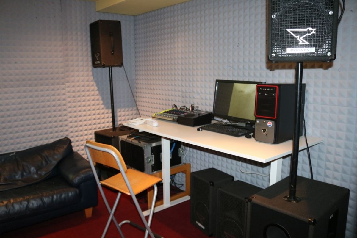 Mischpult, Mixer und Rechner mit Musiksoftware