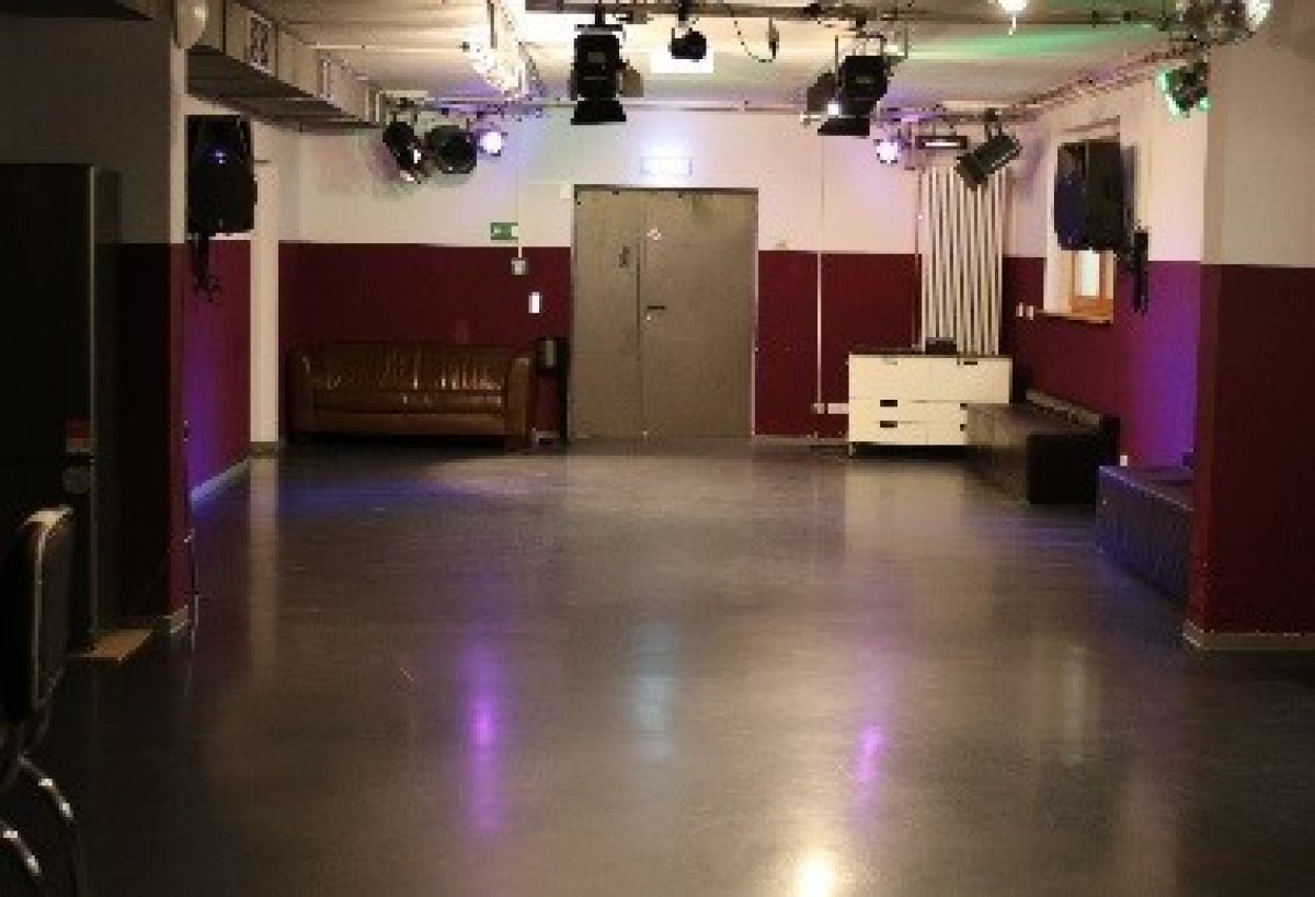 Saal mit Sound-, Musik- und Lichtanlage