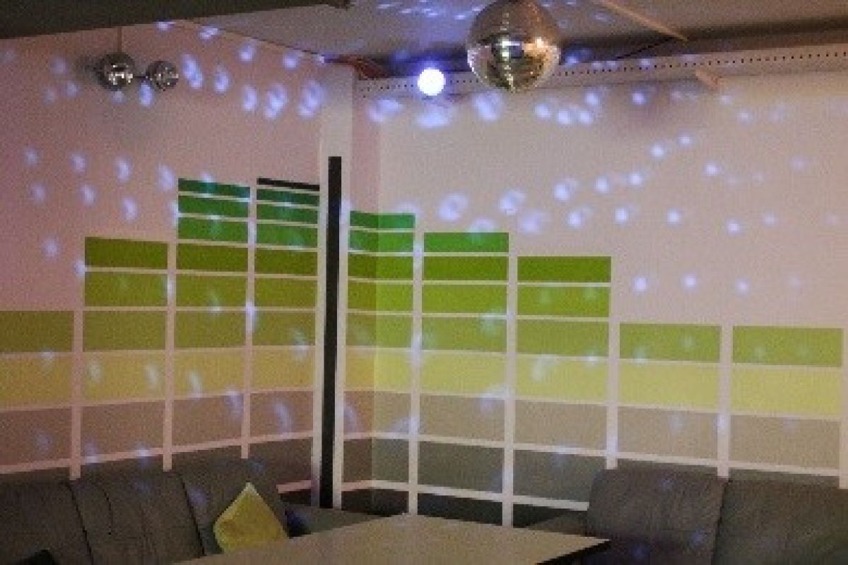 Sitzecke mit Discokugeln